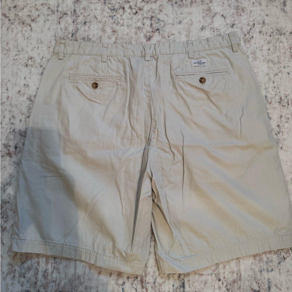 Men’s Vineyard Vine Size 38 Club Shorts in Stone color